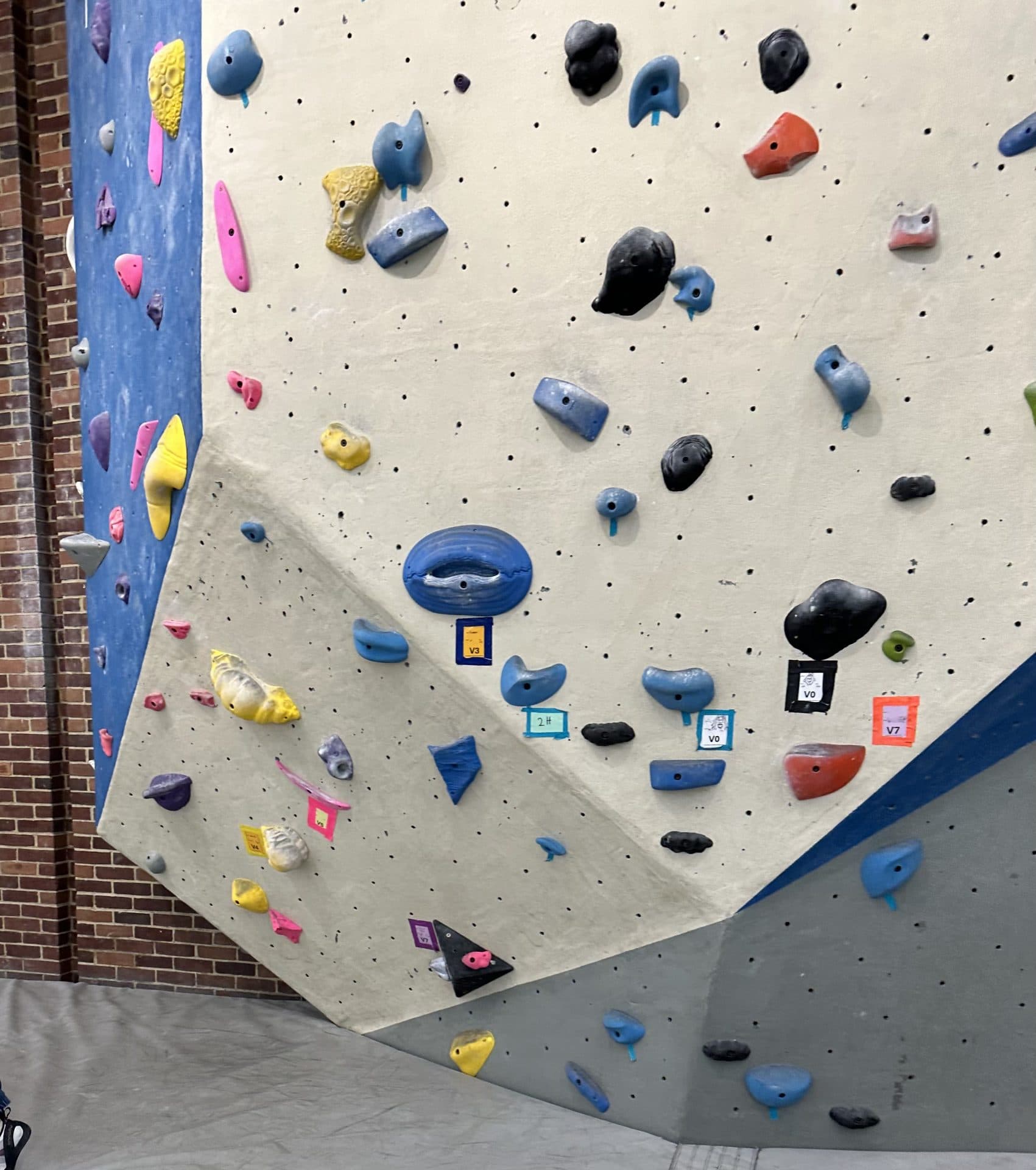 I'm looking for rock climbing V4 photo